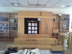 Its even bigger than the Synagogue at Michve Alon! And that base was like a four star hotel!